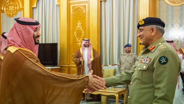 ولي العهد السعودي يبحث مع قائد الجيش الباكستاني مجالات التعاون العسكري