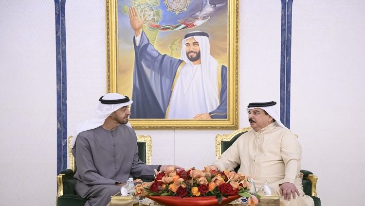 رئيس الدولة يلتقي ملك البحرين و يبحثان العلاقات الأخوية و المستجدات على الساحتين الإقليمية و الدولية