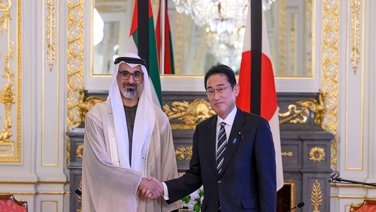 خالد بن محمد بن زايد يلتقي رئيس الوزراء الياباني