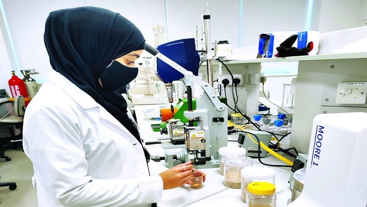 باحثة إماراتية تُحوّل النفايات الصناعية إلى موارد مستدامة