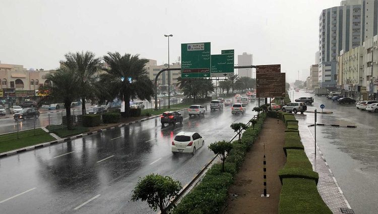 أجواء غائمة وأمطار على مناطق متفرقة في الإمارات