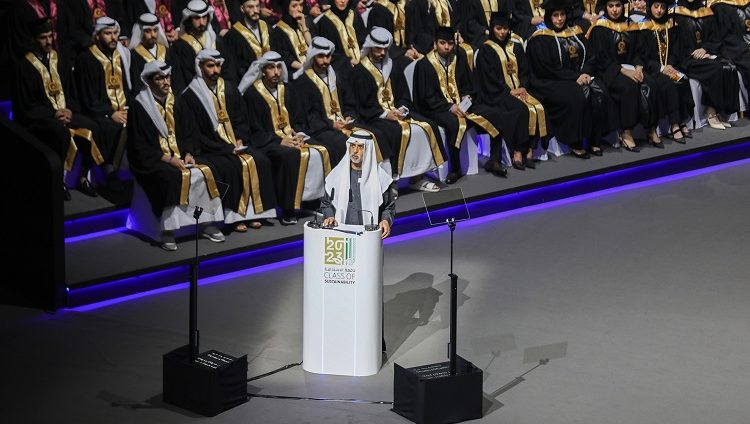 نهيان بن مبارك يكرم 255 خريجا وخريجة من جامعة دبي