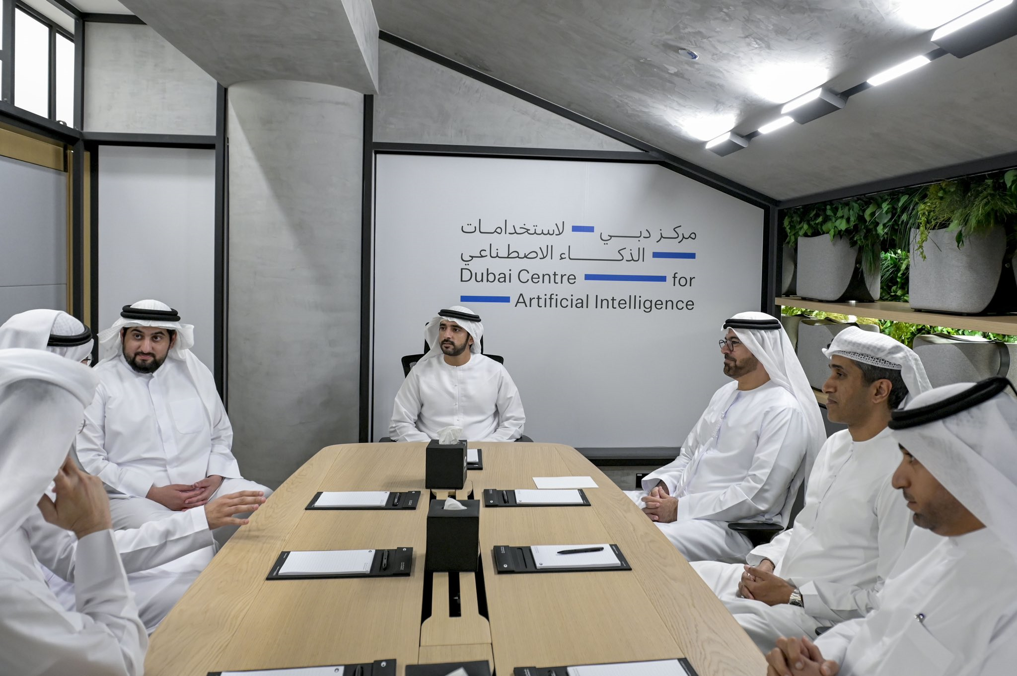 حمدان بن محمد يطلق مركز دبي لاستخدامات الذكاء الاصطناعي