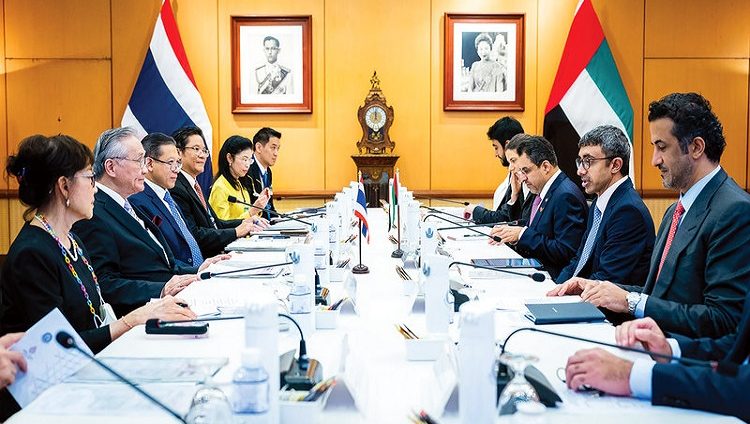 عبدالله بن زايد يلتقي وزير خارجية تايلاند
