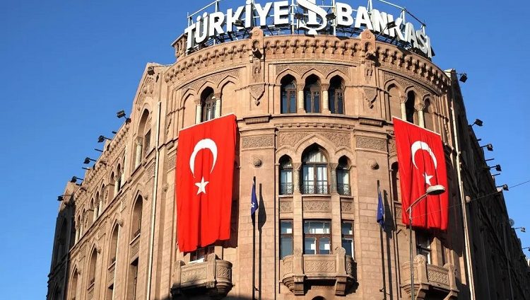 تركيا تفاجئ الأسواق وترفع الفائدة إلى 25%