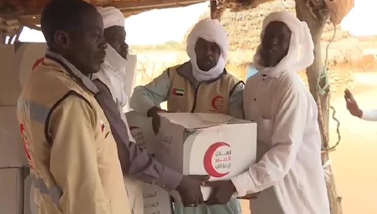 الفريق الإنساني الإماراتي يواصل توزيع الطرود الغذائية في أم جرس التشادية