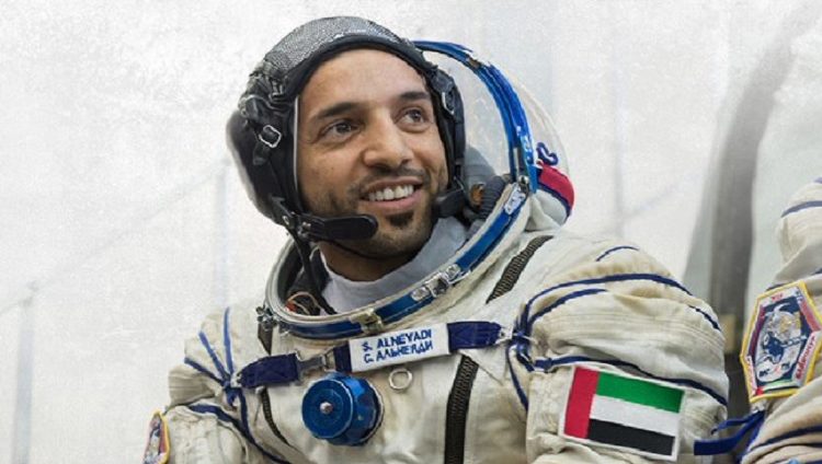سلطان النيادي يستعرض التجارب العلمية في المرحلة الأخيرة