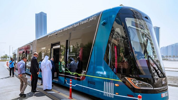 يوفّر نقل سريع “بدون سكك حديدية”.. تشغيل تجريبي لنظام النقل الجماعي الجديد في أبوظبي