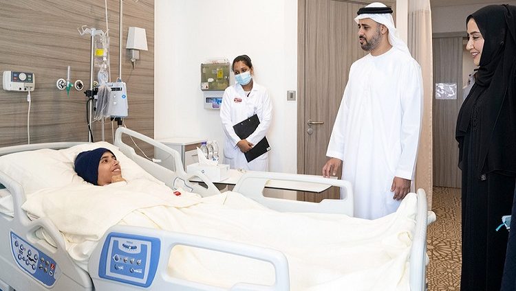ذياب بن محمد بن زايد يزور الأطفال الفلسطينيين في مستشفيات الدولة