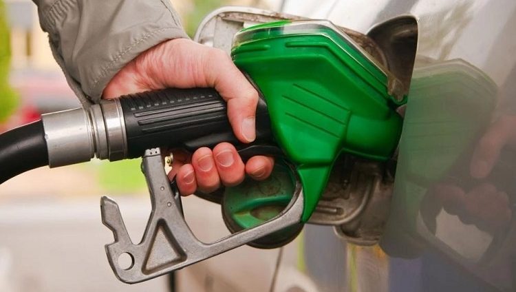 أسعار الوقود في الإمارات تواصل التراجع مطلع العام الجديد