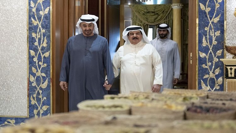 رئيس الدولة يزور ملك البحرين في مقر إقامته في أبوظبي