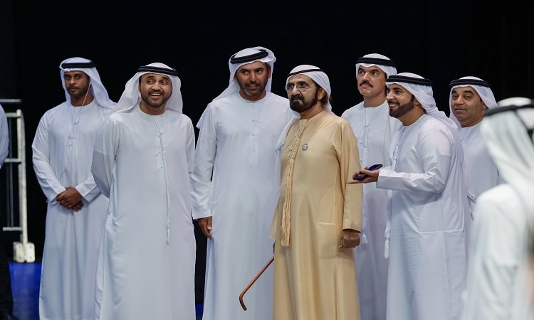 محمد بن راشد يشهد جانباً من مباراة لكرة السلة في دبي