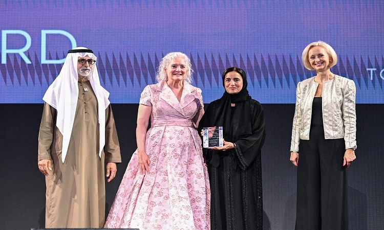 برعاية وحضور نهيان بن مبارك .. مدرسة الجالية الأمريكية في أبوظبي تكرم لبنى القاسمي بجائزة القيادة المجتمعية