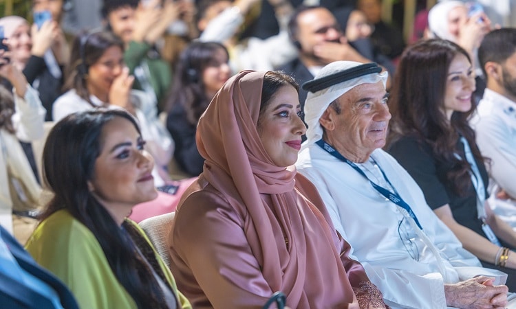 منى المري تستعرض مع أعضاء برنامج القيادات الإعلامية العربية الشابة دور الشباب في تطوير المشهد الإعلامي