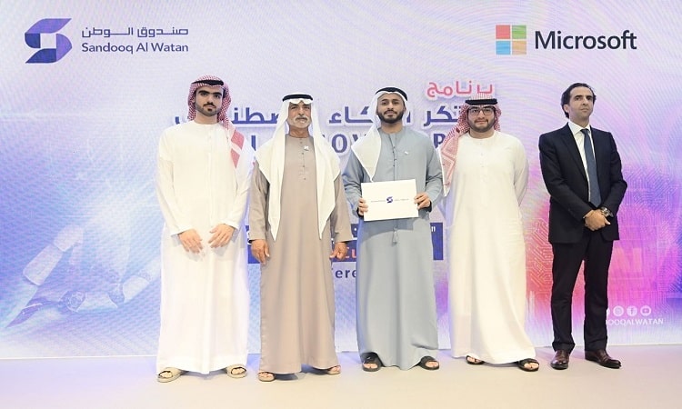 نهيان بن مبارك يكرّم الفائزين من طلبة المدارس والجامعات بـ«كأس التخيّل والإبداع»