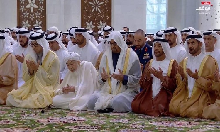 محمد بن زايد يؤدي صلاة عيد الأضحى بمسجد الشيخ زايد في أبوظبي