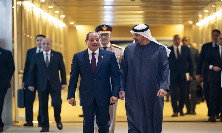 استقبله رئيس الدولة..الرئيس المصري يصل الإمارات في زيارة أخوية