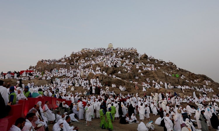 حجاج بيت الله الحرام يتوافدون إلى صعيد عرفات لأداء ركن الحج الأعظم