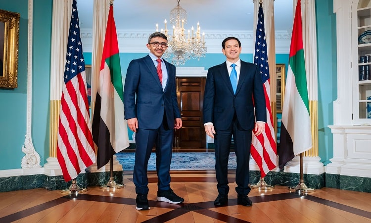 عبدالله بن زايد يلتقي وزير الخارجية الأمريكي ويبحثان العلاقات الإستراتيجية والتطورات الإقليمية