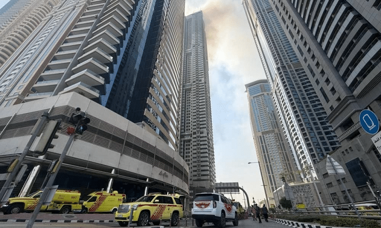 تواصل عمليات التبريد بعد إخماد حريق “برج مارينا “المكون من 67 طابقاً
