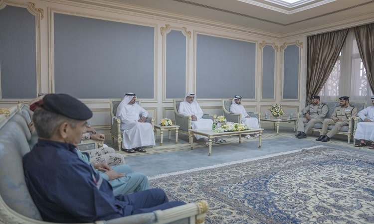 ولي عهد الشارقة يكرم الفرق المشاركة في إخماد حريق ميناء الحمرية