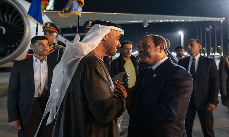 رئيس الدولة يصل العلمين في زيارة أخوية..والرئيس المصري في مقدمة مستقبليه
