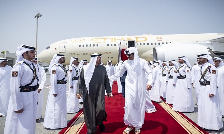رئيس الدولة يصل إلى الدوحة في زيارة أخوية.. وأمير قطر في مقدمة مستقبليه