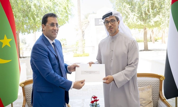 رئيس الدولة يتلقى رسالة خطية من الرئيس الموريتاني تسلمها منصور بن زايد
