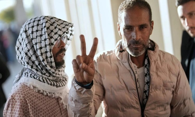 ناشطون في «أسطول الصمود»: عاملونا كالحيوانات في إسرائيل