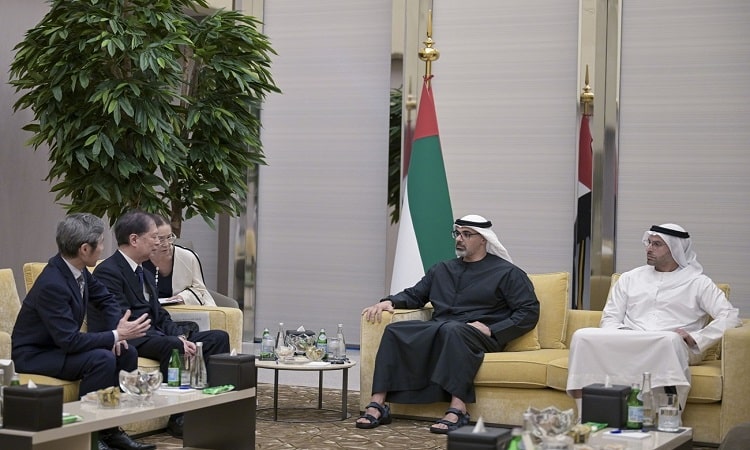 خالد بن محمد بن زايد يلتقي المدير التنفيذي لمتحف طوكيو الوطني