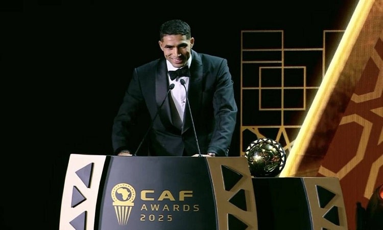 على ساق واحدة وسكوتر.. أشرف حكيمي يخطف الأضواء ويستلم جائزة أفضل لاعب إفريقي