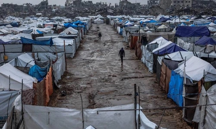 الأمطار تغرق خيام غزة.. والبرد يودي بحياة رضيعة