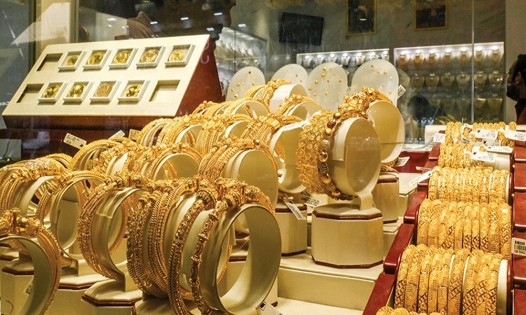الذهب ينخفض.. ومتعاملون يتحوّطون للأسعار بشراء السبائك والمشغولات