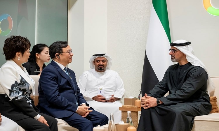 خالد بن محمد بن زايد يلتقي الرئيس التنفيذي لشركة “بي واي دي” الصينية لصناعة السيارات الكهربائية