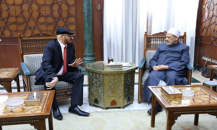 جمال السويدي يهدي شيخ الأزهر الشريف نسخة من كتابه الجديد