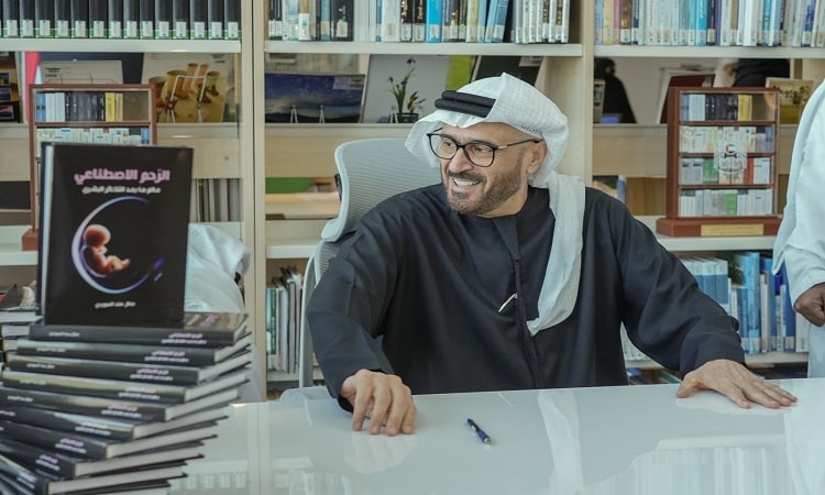 افتتاح ركن باسم السويدي في مكتبة جامعة خليفة.. وحفل توقيع كتابه حول “الرحم الاصطناعي”