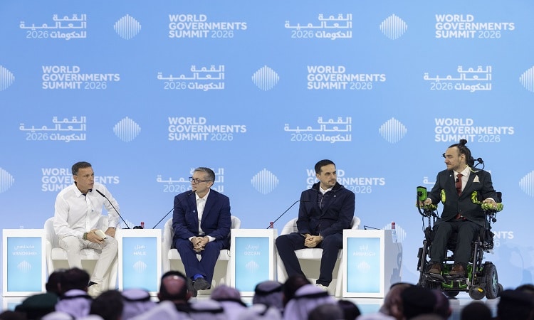 “قمة الحكومات” تستضيف أول شخص زرعت في دماغه رقاقة إلكترونية