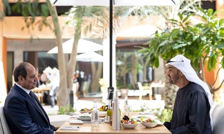 محمد بن زايد والرئيس المصري يبحثان العلاقات والجهود المبذولة تجاه التطورات في المنطقة