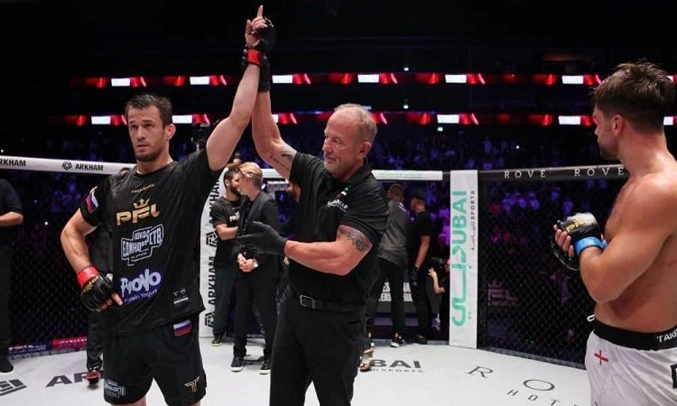 عثمان نورمحمدوف يحتفظ بلقب الوزن الخفيف في بطولة PFL بدبي