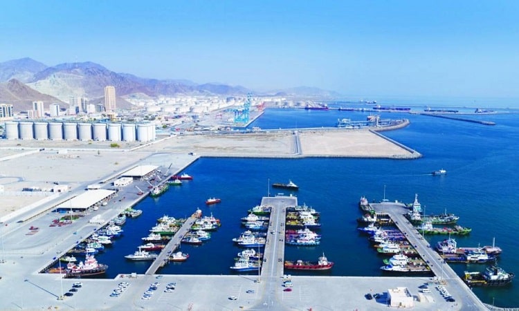 ميناء الفجيرة شريان تدفق النفط الإماراتي إلى الأسواق العالمية