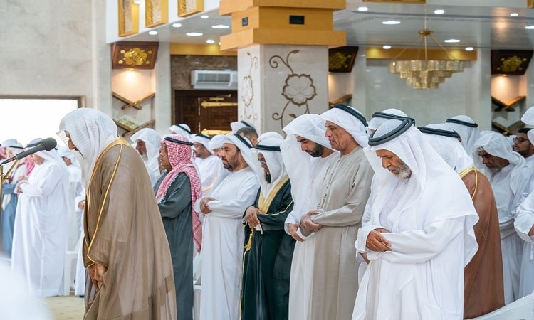 سعود بن صقر يؤدي صلاة الجنازة على جثمان شهيد الوطن علي صالح الطنيجي