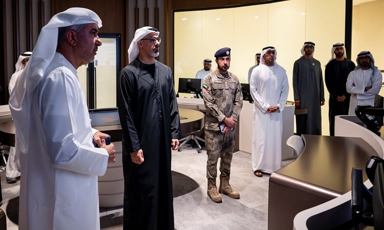 خالد بن محمد بن زايد يتفقد منظومة الجاهزية والاستجابة للطوارئ في مركز قيادة العمليات الطبية الموحدة في أبوظبي