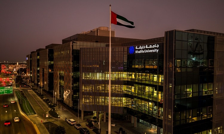 جامعة خليفة تطور أول نموذج لغوي للذكاء الاصطناعي في العالم بنطاق الترددات الراديوية