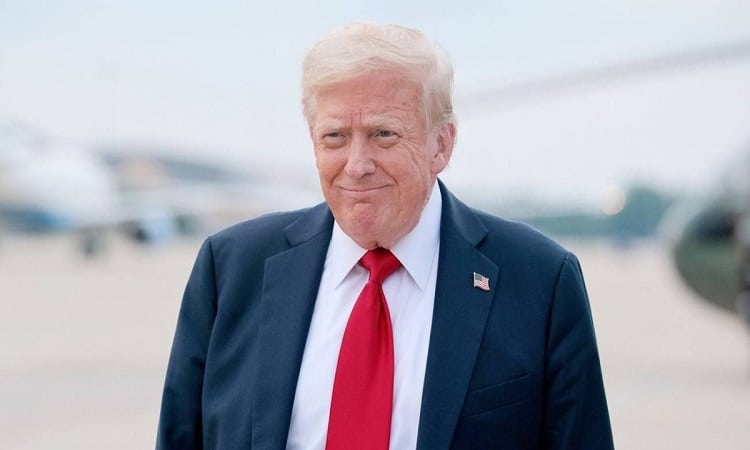 إيران تذعن للحصار الأمريكي وتتخلى عن إغلاق هرمز