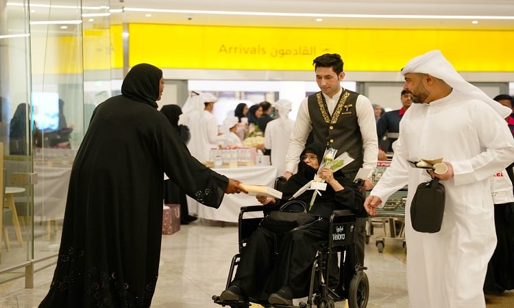“الشؤون الإسلامية والأوقاف والزكاة” تستقبل الحجاج في المطارات