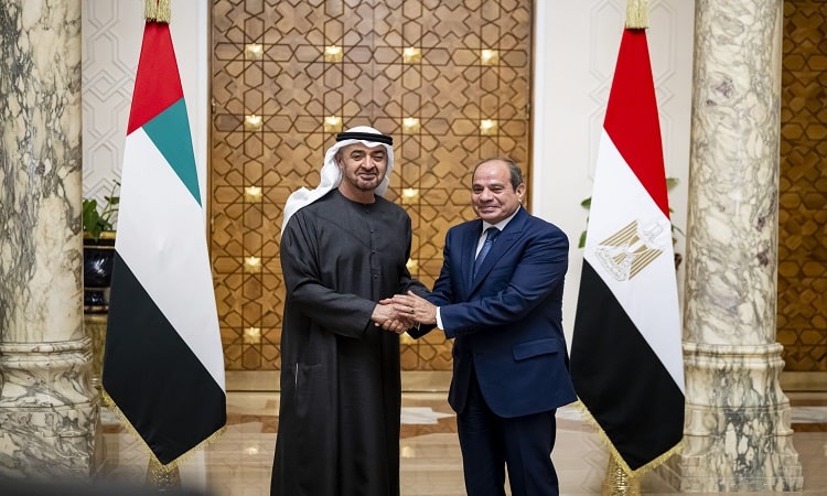 رئيس الدولة يبحث مع الرئيس المصري علاقات البلدين والتطورات الإقليمية