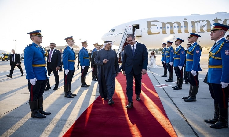 رئيس الدولة يصل إلى بلغراد في زيارة عمل.. والرئيس الصربي في مقدمة مستقبليه