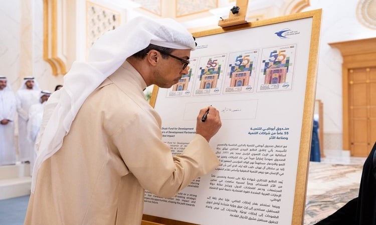 منصور بن زايد: خمسة وخمسون عاماً وصندوق أبوظبي للتنمية يجسِّد رسالة الإمارات إلى العالم
