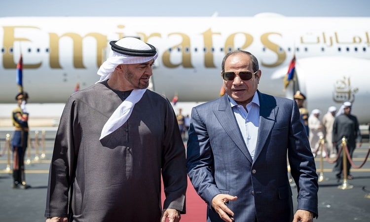 رئيس الدولة يصل إلى العلمين في زيارة أخوية ويبحث مع الرئيس المصري تعزيز علاقات التعاون