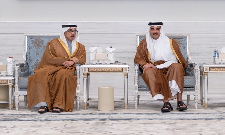 منصور بن زايد وعبد الله بن زايد يقدمان التعازي إلى أمير قطر في وفاة حمد بن خليفة آل ثاني